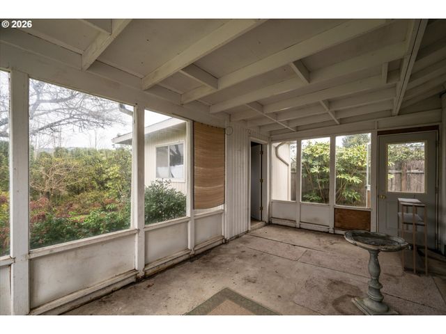 948 V St, Springfield, OR 97477