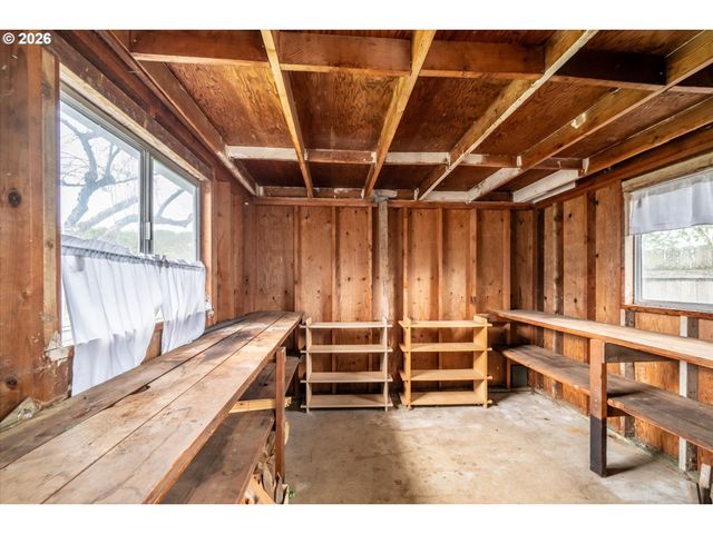 948 V St, Springfield, OR 97477