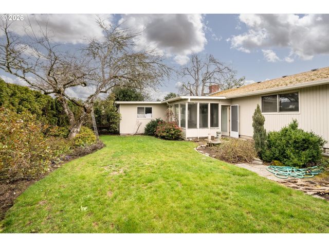 948 V St, Springfield, OR 97477