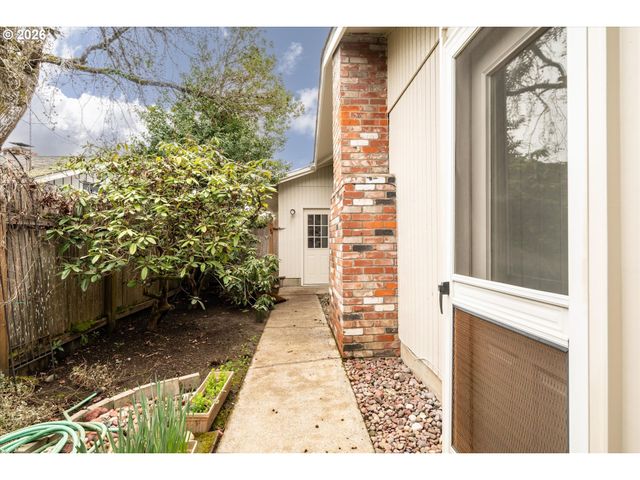 948 V St, Springfield, OR 97477