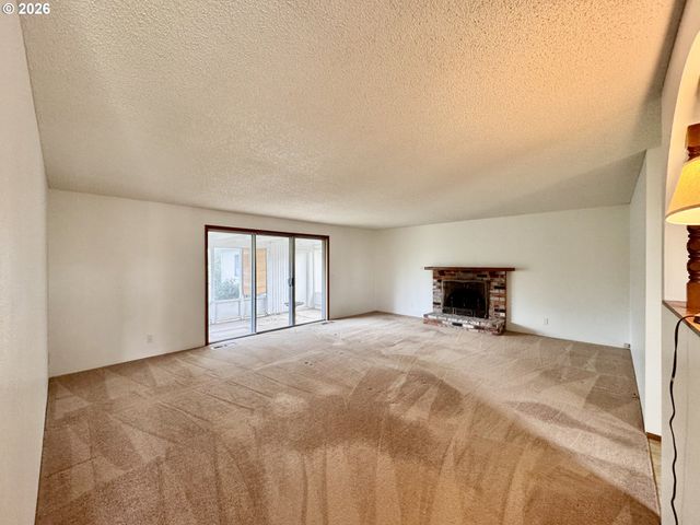 948 V St, Springfield, OR 97477