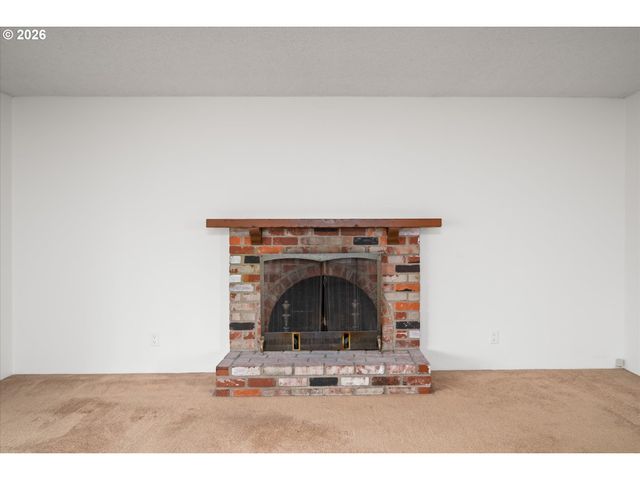 948 V St, Springfield, OR 97477