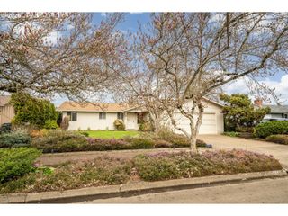 948 V St, Springfield, OR 97477