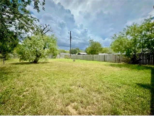 932 S 16th St, Kingsville, TX 78363