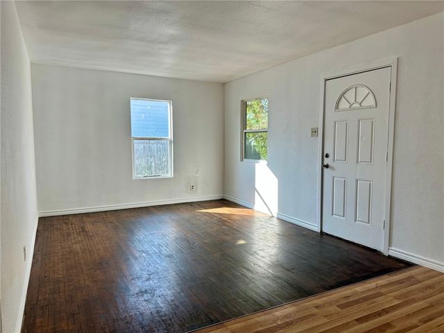 932 S 16th St, Kingsville, TX 78363