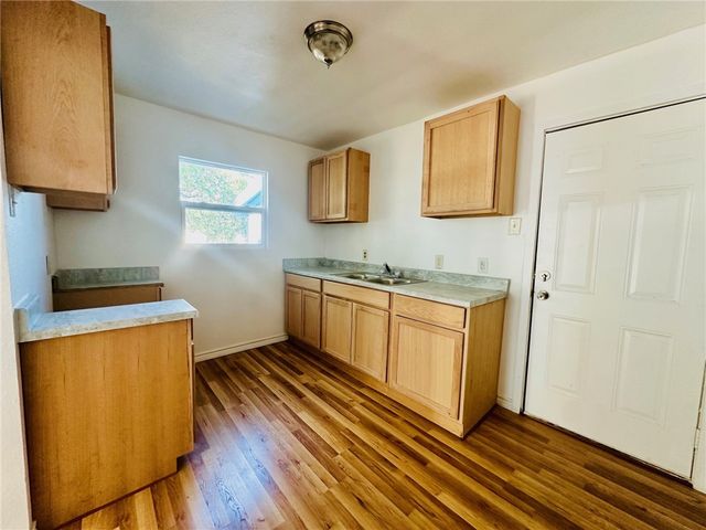 932 S 16th St, Kingsville, TX 78363