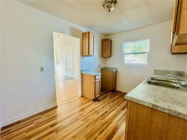 932 S 16th St, Kingsville, TX 78363