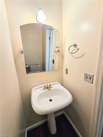 527 W 20th St Apt 401, Norfolk, VA 23517