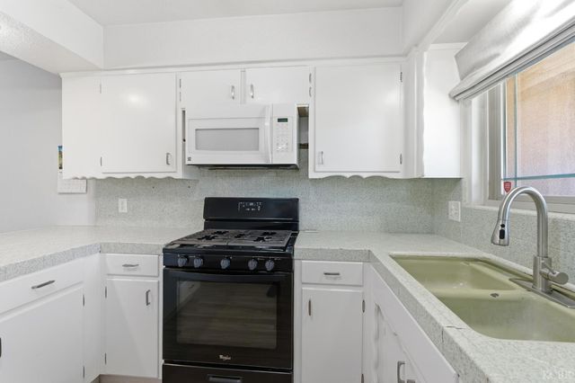 2137 N Woodridge Way, Hanford, CA 93230