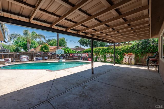 2137 N Woodridge Way, Hanford, CA 93230