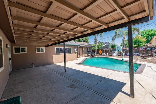 2137 N Woodridge Way, Hanford, CA 93230