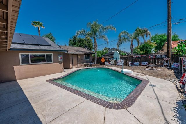 2137 N Woodridge Way, Hanford, CA 93230