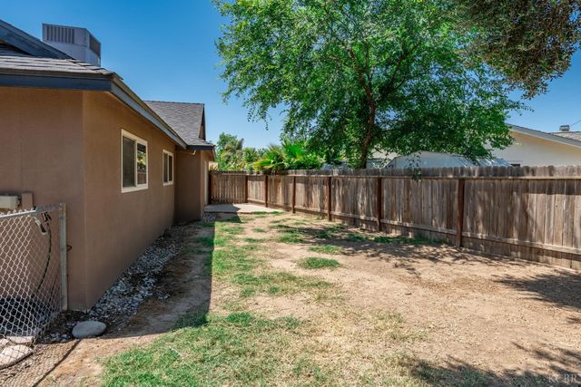2137 N Woodridge Way, Hanford, CA 93230