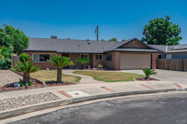 2137 N Woodridge Way, Hanford, CA 93230