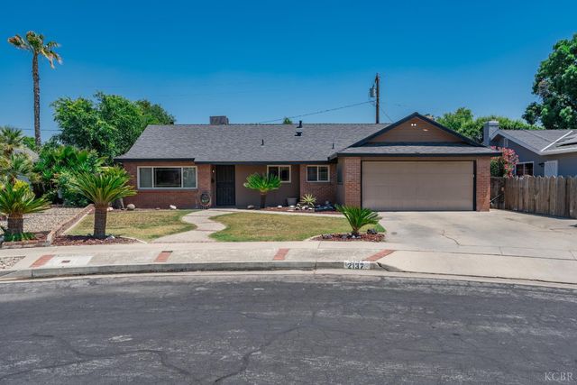 2137 N Woodridge Way, Hanford, CA 93230