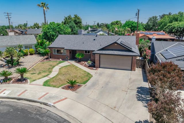 2137 N Woodridge Way, Hanford, CA 93230