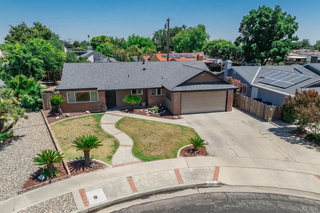 2137 N Woodridge Way, Hanford, CA 93230