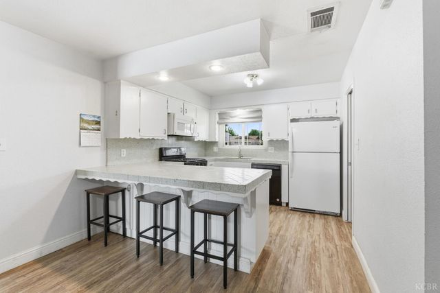 2137 N Woodridge Way, Hanford, CA 93230