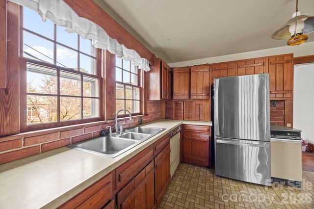 911 N Long ES Street, Salisbury, NC 28144