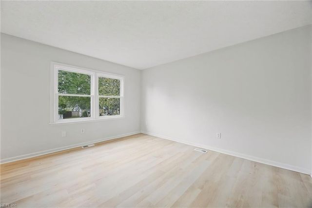17 Sandy Lake DR, Hampton, VA 23666
