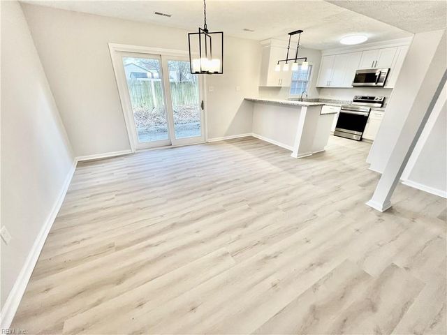 17 Sandy Lake DR, Hampton, VA 23666