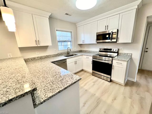 17 Sandy Lake DR, Hampton, VA 23666