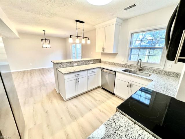 17 Sandy Lake DR, Hampton, VA 23666