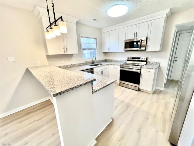 17 Sandy Lake DR, Hampton, VA 23666