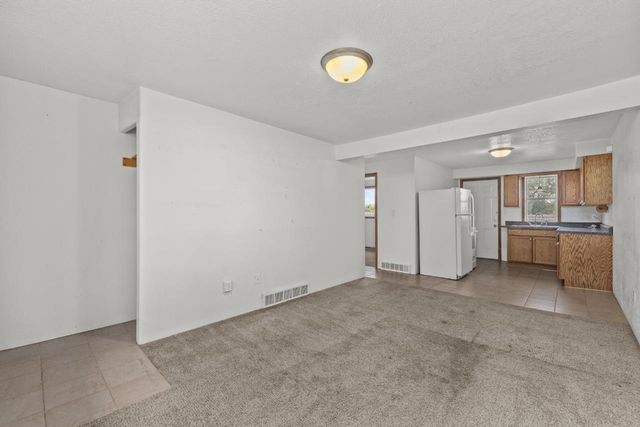 2517 2nd Ave SW, Minot, ND 58701