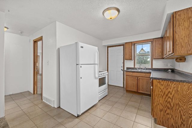 2517 2nd Ave SW, Minot, ND 58701