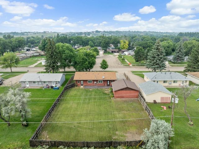 2517 2nd Ave SW, Minot, ND 58701