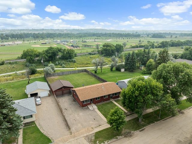 2517 2nd Ave SW, Minot, ND 58701
