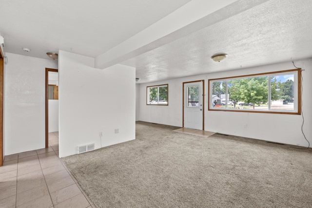 2517 2nd Ave SW, Minot, ND 58701
