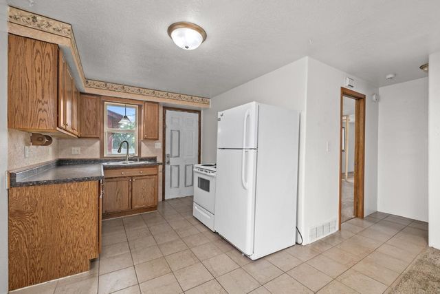 2517 2nd Ave SW, Minot, ND 58701