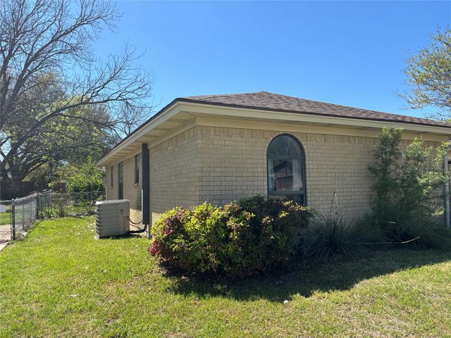 400 Harris Drive, Crowley, TX 76036