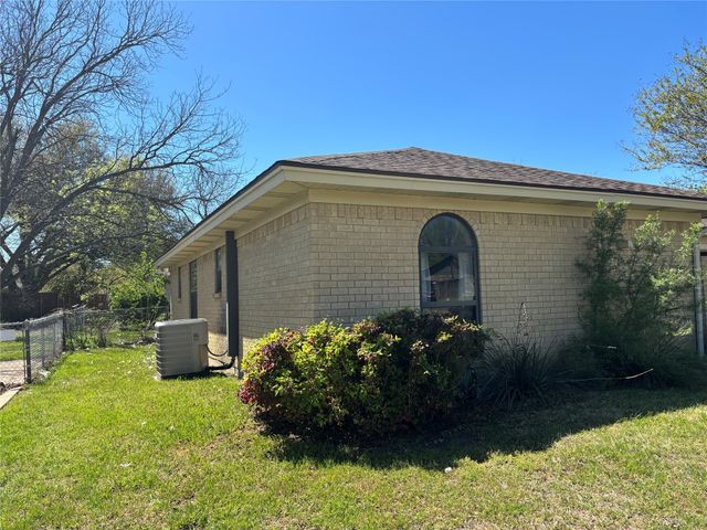 400 Harris Drive, Crowley, TX 76036