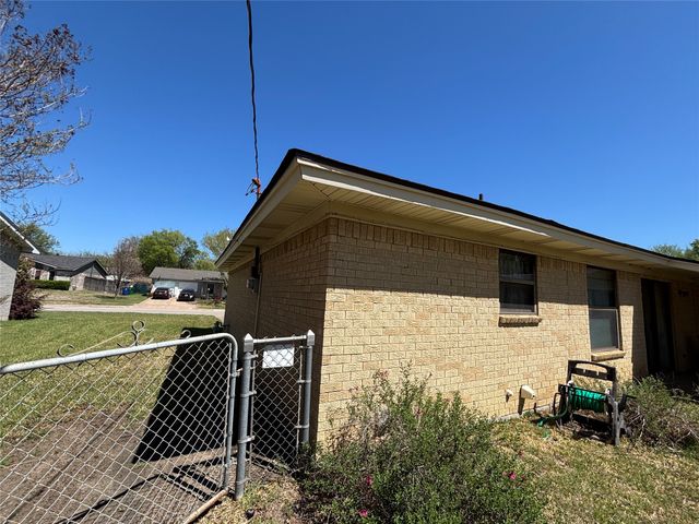 400 Harris Drive, Crowley, TX 76036