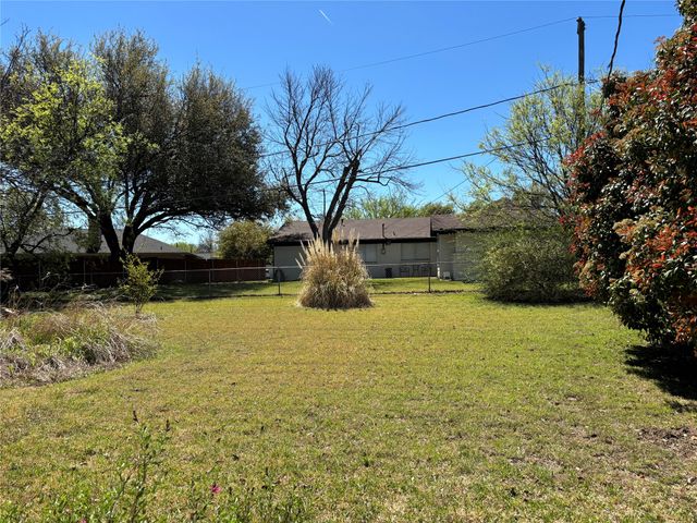 400 Harris Drive, Crowley, TX 76036
