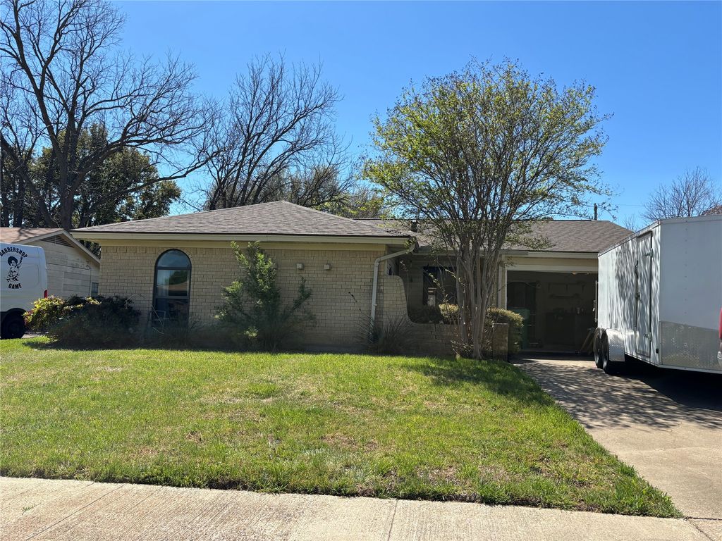 400 Harris Drive, Crowley, TX 76036