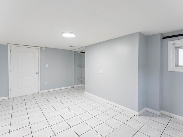 3815 W Roscoe Street Garden, Chicago, IL 60618