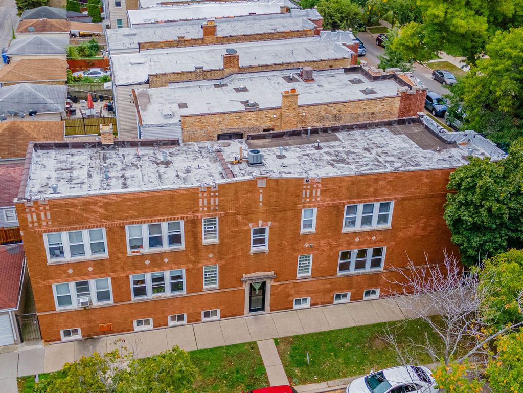 3815 W Roscoe Street Garden, Chicago, IL 60618