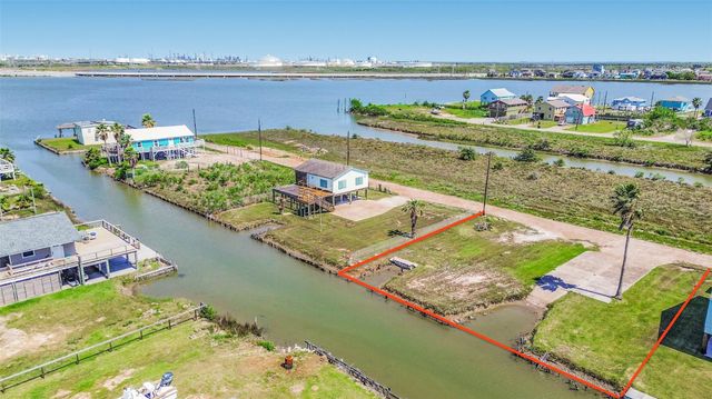 7022 E Hunter Drive, Hitchcock, TX 77563