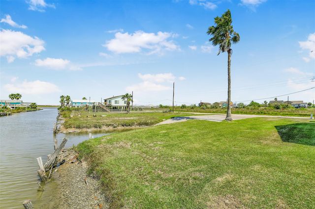 7022 E Hunter Drive, Hitchcock, TX 77563