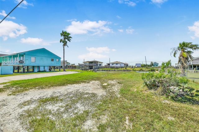 7022 E Hunter Drive, Hitchcock, TX 77563