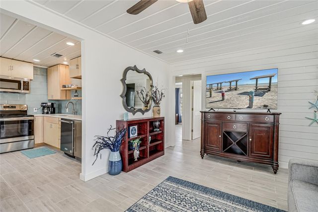 403 S Gulf St, Port Aransas, TX 78373