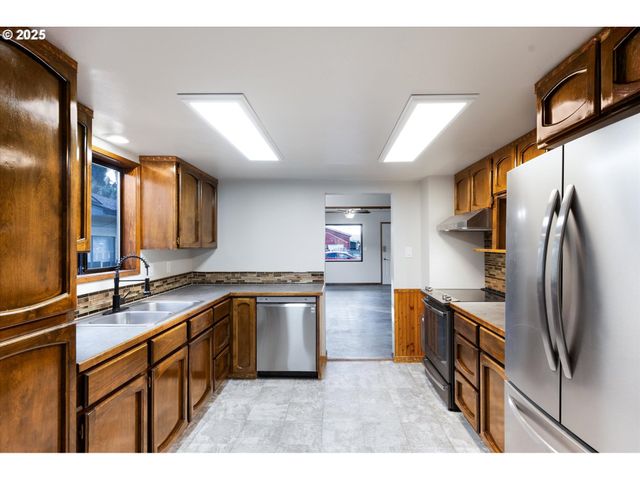 3004 OAK St, Longview, WA 98632