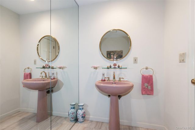 1 The Brae, Woodbury, NY 11797