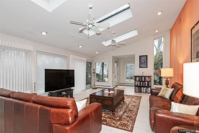 1 The Brae, Woodbury, NY 11797