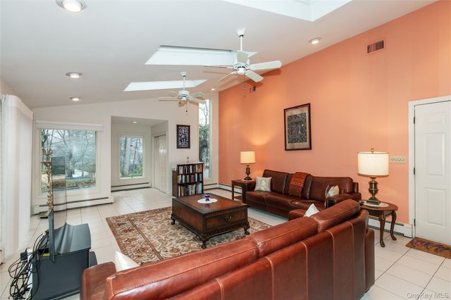 1 The Brae, Woodbury, NY 11797