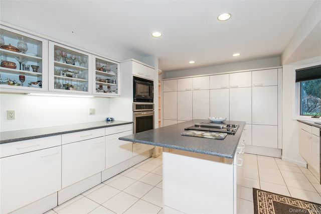 1 The Brae, Woodbury, NY 11797